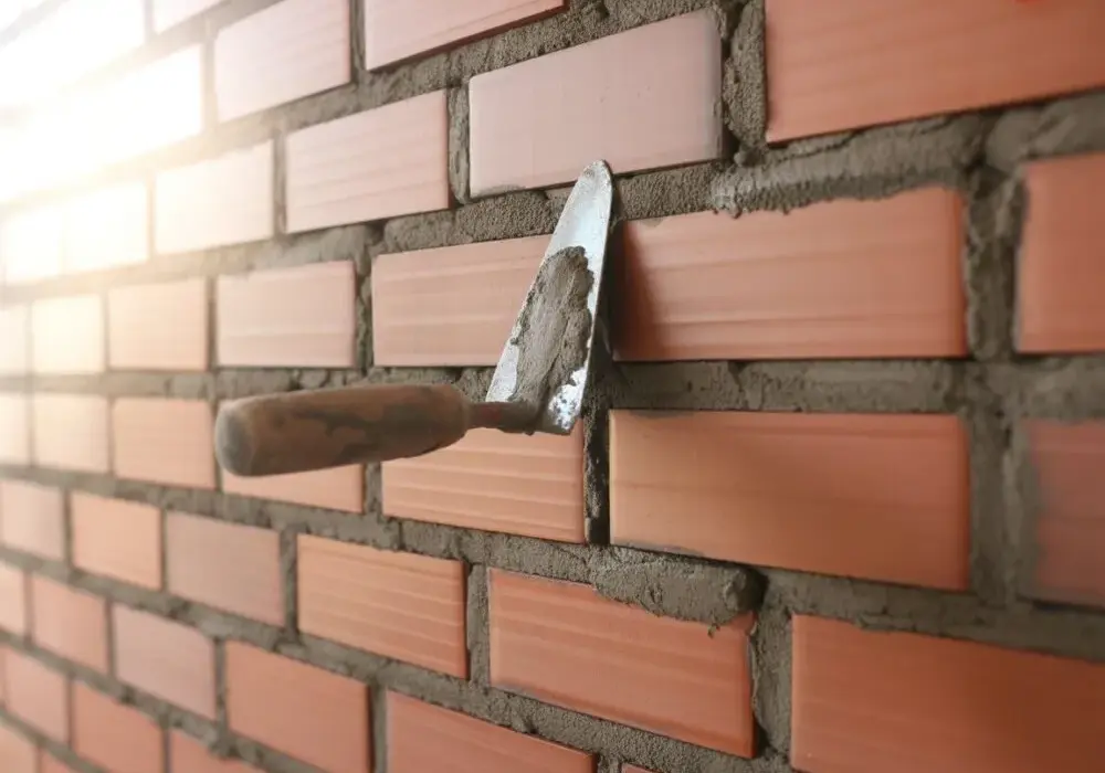 Jak długo schnie zaprawa murarska? Czas schnięcia i ważne czynniki