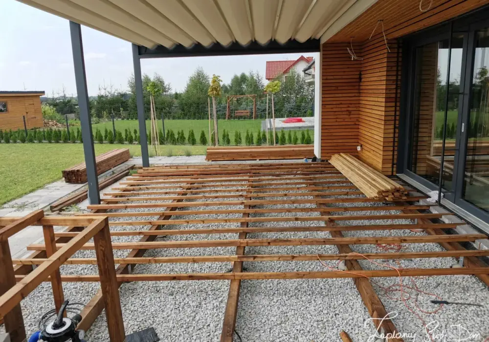 Jak zbudować taras drewniany z zadaszeniem - krok po kroku do sukcesu