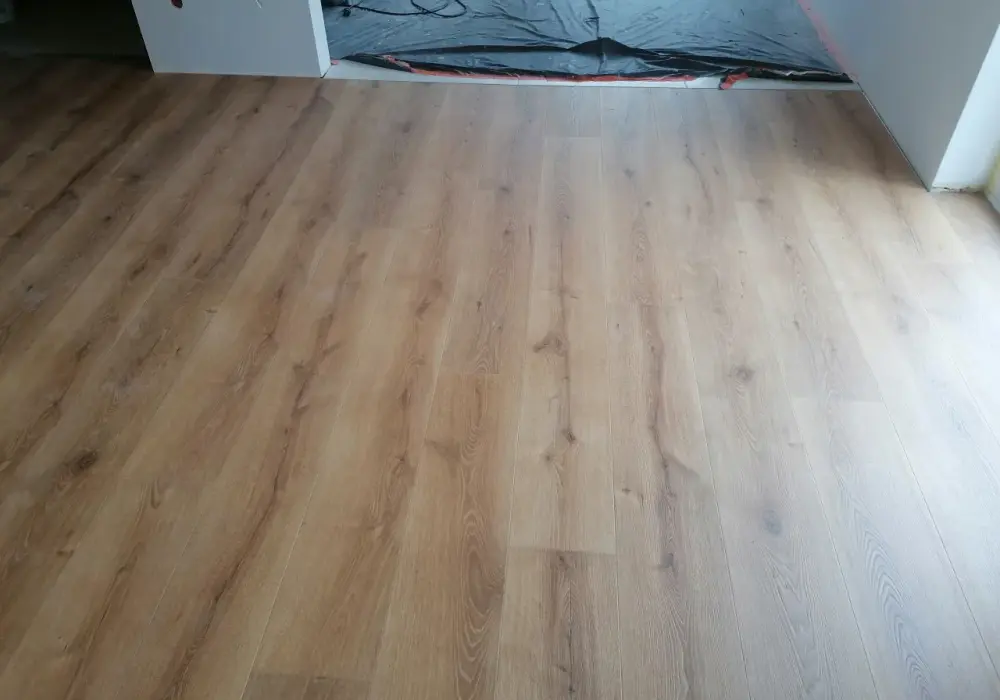 Panele Quick Step czy Kronopol – co wybrać dla idealnej podłogi?