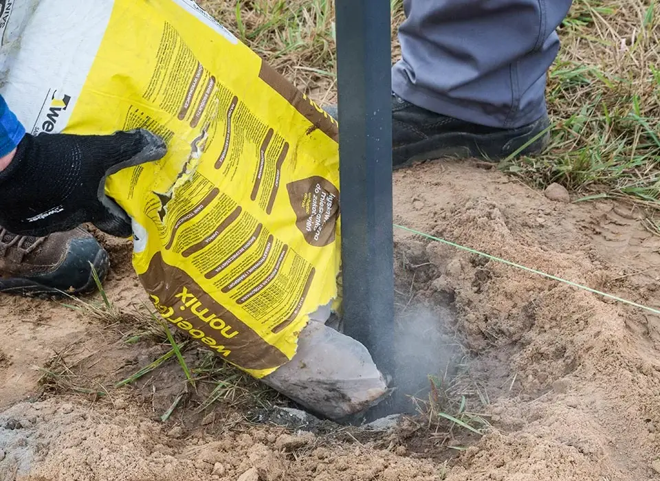 Jaka zaprawa pod słupki ogrodzeniowe zapewni najlepszą wytrzymałość?