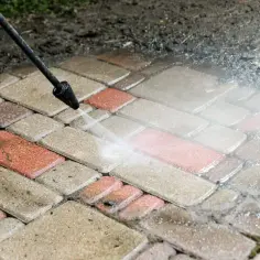 Skuteczne sposoby na czyszczenie kostki brukowej z zaprawy budowlanej