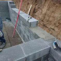 Jaką zaprawą murować bloczki betonowe, aby zapewnić trwałość konstrukcji?