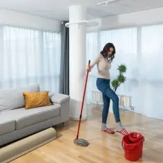 Skuteczne domowe sposoby na mycie paneli bez uszkodzeń i smug