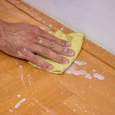 Czym czyścić panele po remoncie? Skuteczne metody i porady na start