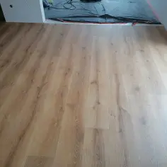 Panele Quick Step czy Kronopol – co wybrać dla idealnej podłogi?