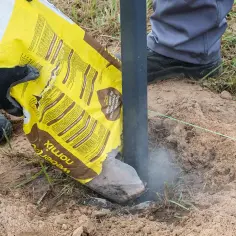 Jaka zaprawa pod słupki ogrodzeniowe zapewni najlepszą wytrzymałość?