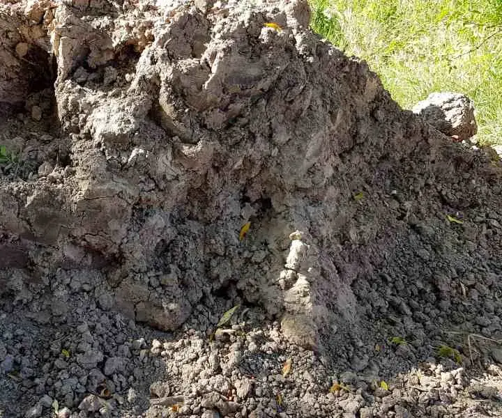 Glina czy zaprawa szamotowa? Porównanie i wybór idealnego materiału budowlanego
