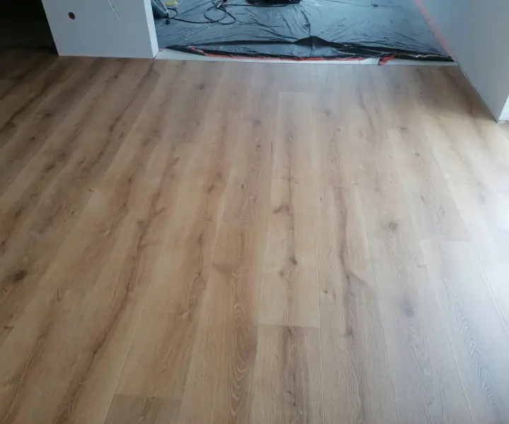 Panele Quick Step czy Kronopol – co wybrać dla idealnej podłogi?