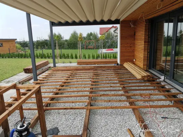 Jak zbudować taras drewniany z zadaszeniem - krok po kroku do sukcesu