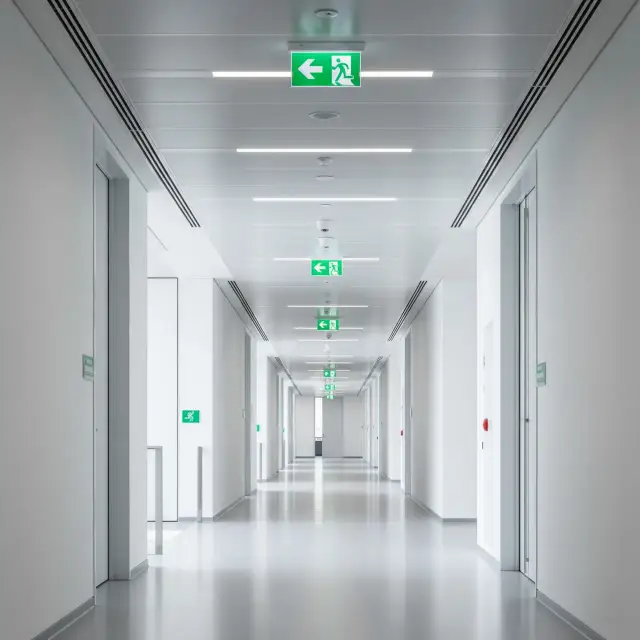 Oświetlenie awaryjne w twoim budynku - więcej niż wymóg, to gwarancja bezpieczeństwa