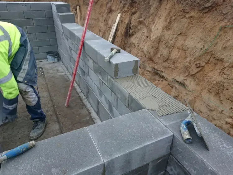 Jaką zaprawą murować bloczki betonowe, aby zapewnić trwałość konstrukcji?