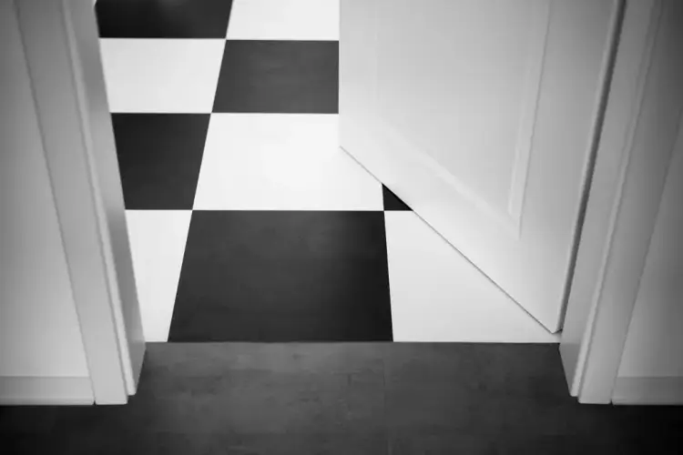 Płytki czy panele w przedpokoju – co wybrać, aby nie żałować?
